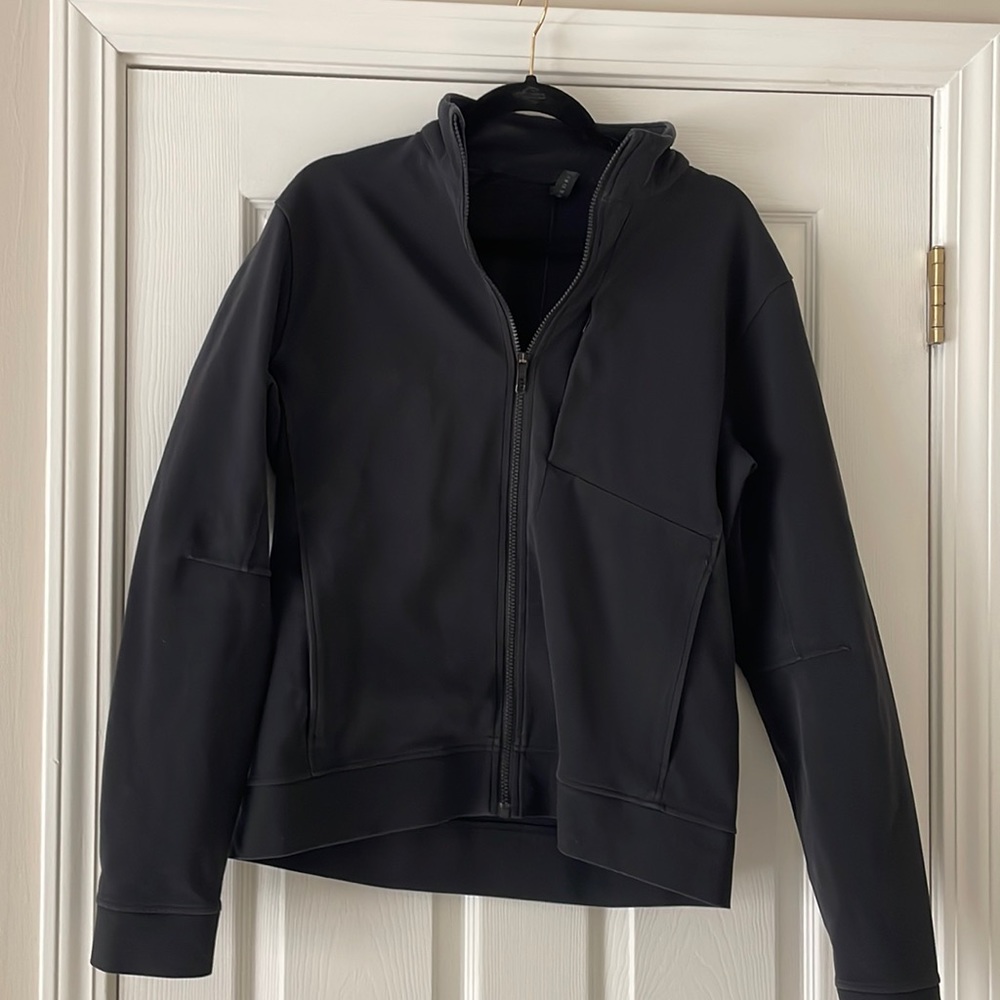 Men’s lululemon Sojourn jacket in size large, black